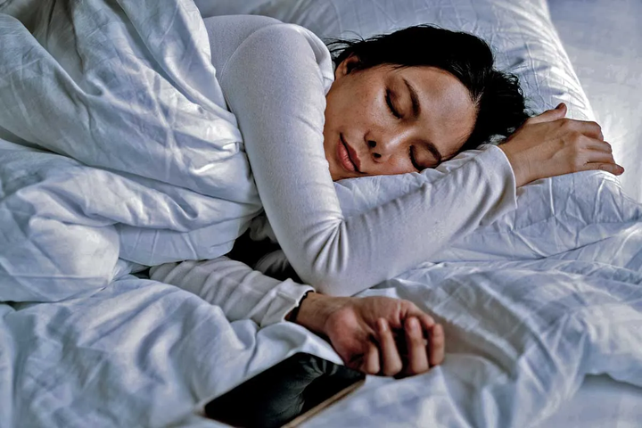 2021-5-sleeping-with-iphone.webp