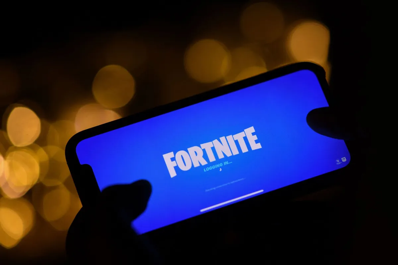 2022-5-gamer-playing-fortnte-iphone-ios-night