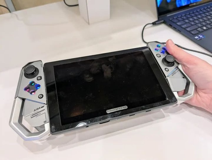 Intel-Showcases-Next-Gen-Modular-Handheld-2