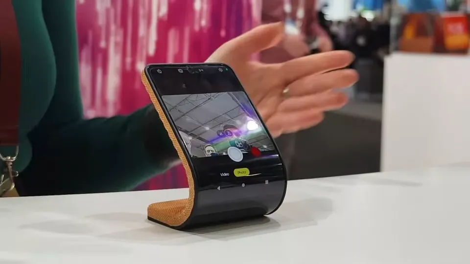لنوو یک دستگاه مفهومی انعطاف‌پذیر با نمایشگر 6.9 اینچی رونمایی کرد