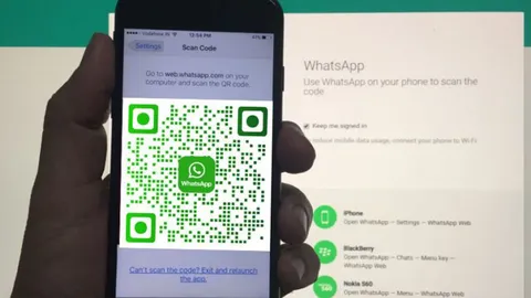 در نسخه بتا واتساپ امکان اضافه کردن شماره به فهرست مخاطبان با اسکن کد QR