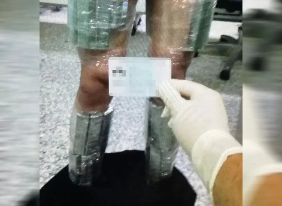 قاچاقچی چینی با ۴۲۰ قطعه رم جاسازی‌شده روی پاهایش دستگیر شد!