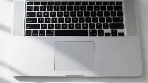 نوع درایو را در تنظیمات ویندوز بخوانید؛ SSD و HDD یک کار نمی‌خواهند