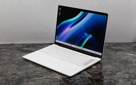 بررسی لپ‌تاپ اچ‌پی Dragonfly Pro One-R7؛ زیبایی و عملکرد قدرتمند