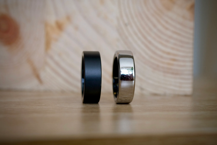 oura-ring-and-ultrahuman-ring-air-sides