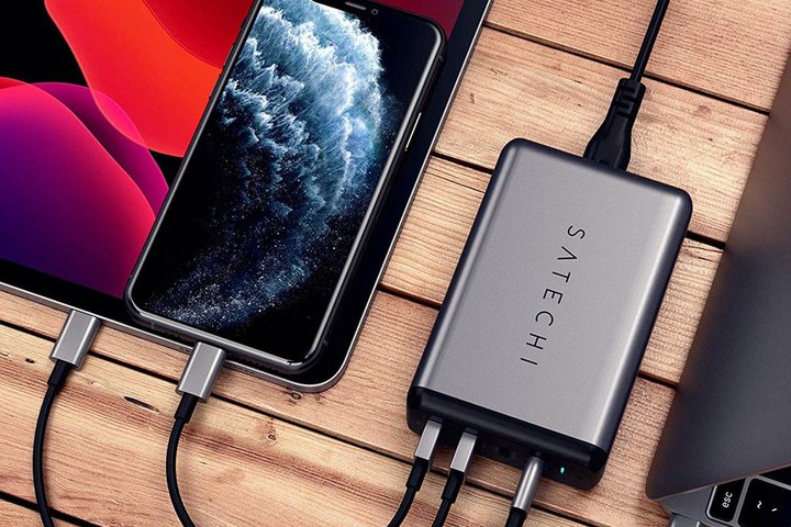 Charging multiple devices simultaneously with one power bank