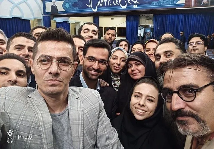اولین سلفی با گوشی هوشمند شاهین 2