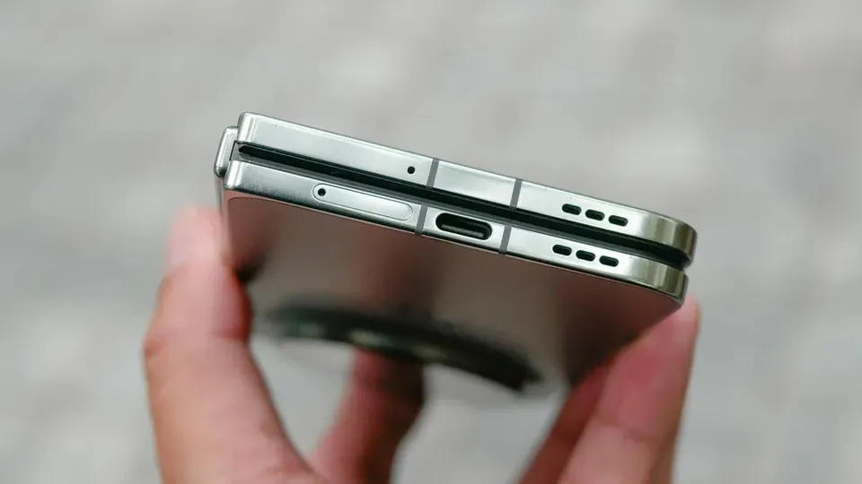 گوشی OnePlus Open در حالت بسته